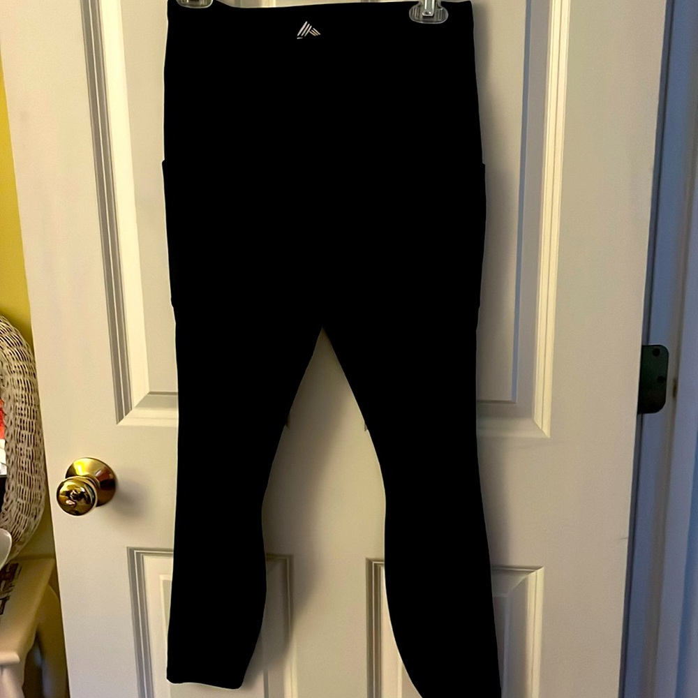 NWOT! Women’s RBX Yoga Pants 👖! Size Medium. Black with side pockets